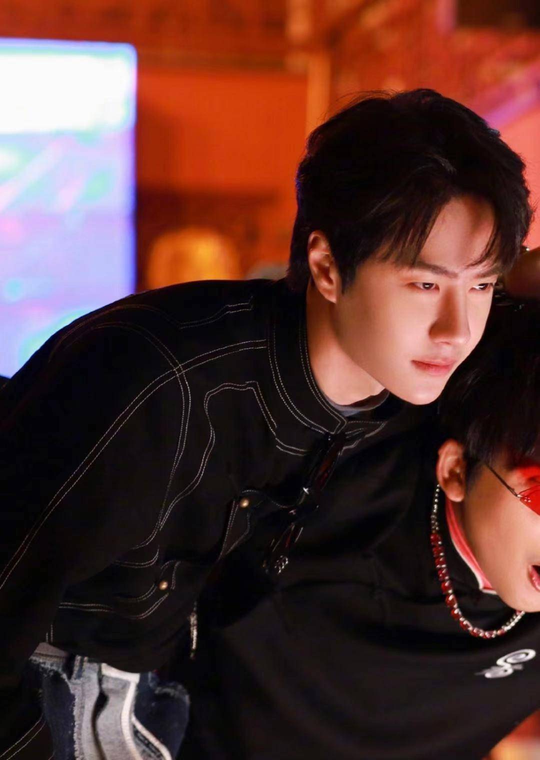 王一博粉半夜出镜吵架,像菜场说街掺杂小孩哭声,观战超200人_生活