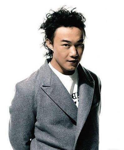 原创陈奕迅的卷发搭配真厉害,显发量多又能藏发际线,动作浮夸好抢眼