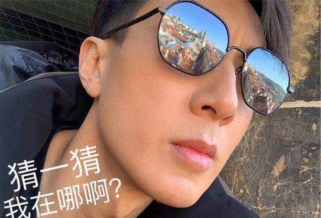 吴尊还晒出自拍照,照片中他戴着墨镜和帽子,以仰拍四十五度角给自己来