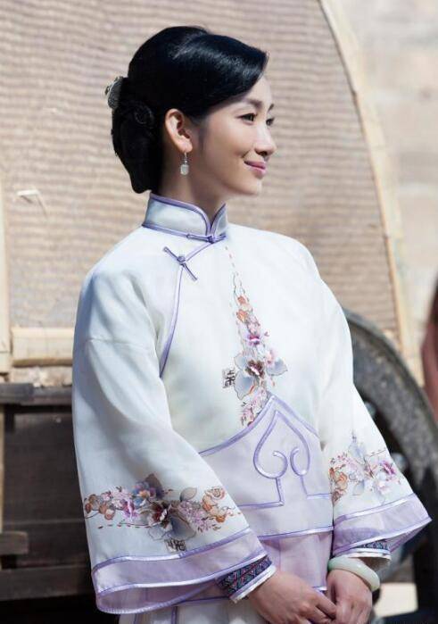 余占鳌被迫为土匪,心中牵着九儿,而九儿的爱恋,余占鳌的爱恋,这算是