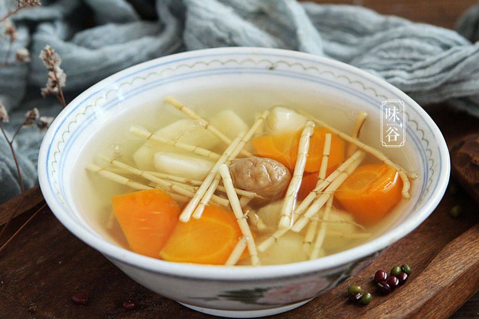 【食材】:茅根 適量,胡蘿蔔 適量,馬蹄 適量,無花果 適量,【做法】:1