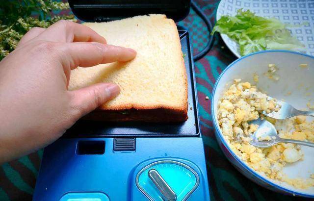 7,我做了2个三明治,还准备了点圣女果,热了2杯牛奶,蒸了一个小南瓜,剩