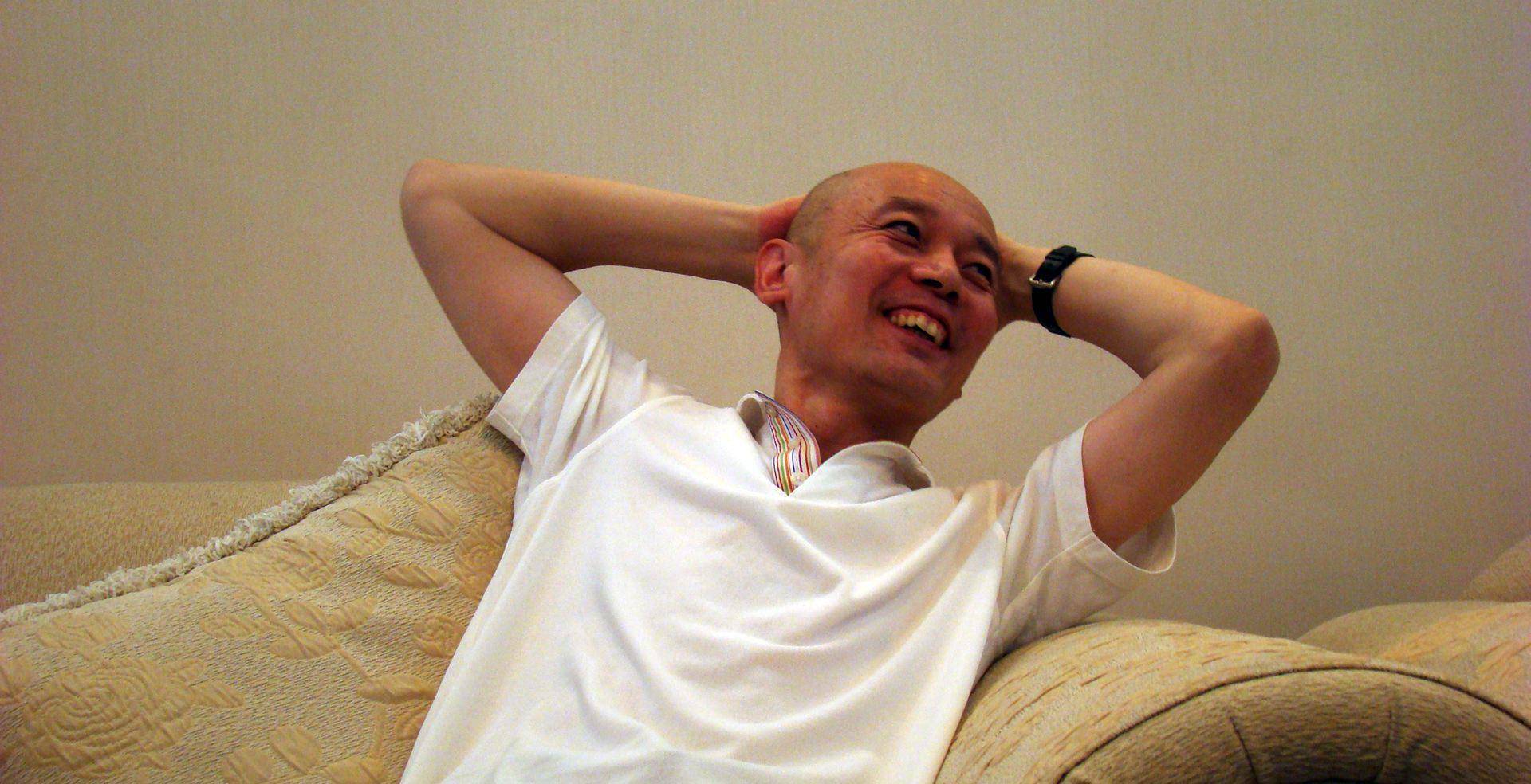 葛优索性剃光,光头看着也很精神,不会再因为发型而烦恼,这样的发型很