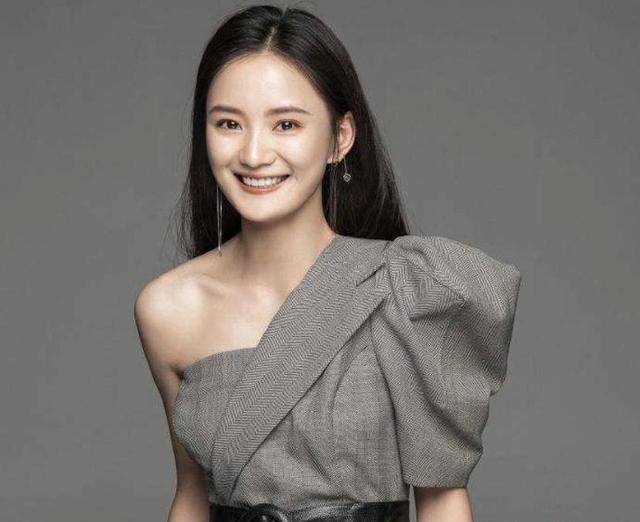 馨子18岁出道,因《红苹果乐园》而火,是名副其实偶像剧"鼻祖"_萧晴_剧