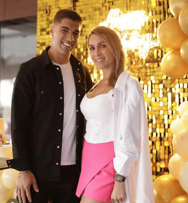 苏亚雷斯一家近照,35岁泪洒世界杯,开启度假,妻子很漂亮_成功_足球