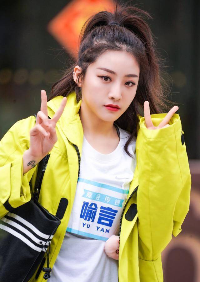 不仅有纹身,喻言还打过舌钉,肚脐钉,这确实让人觉得非常社会,让人觉得