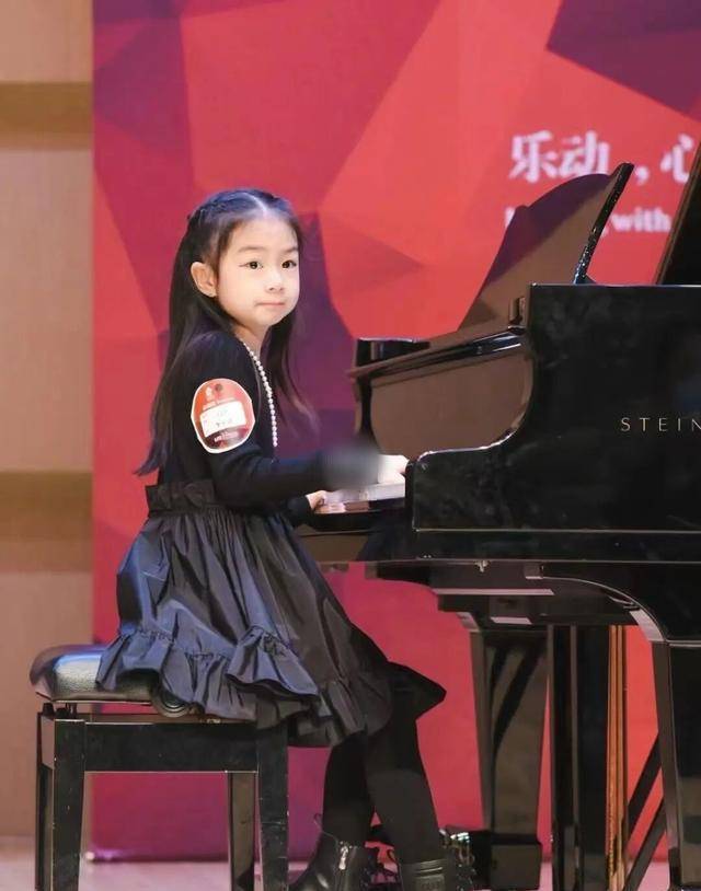 戚薇6岁女儿化妆好美,参加钢琴比赛有名媛范,李承铉现身帮打气_lucky