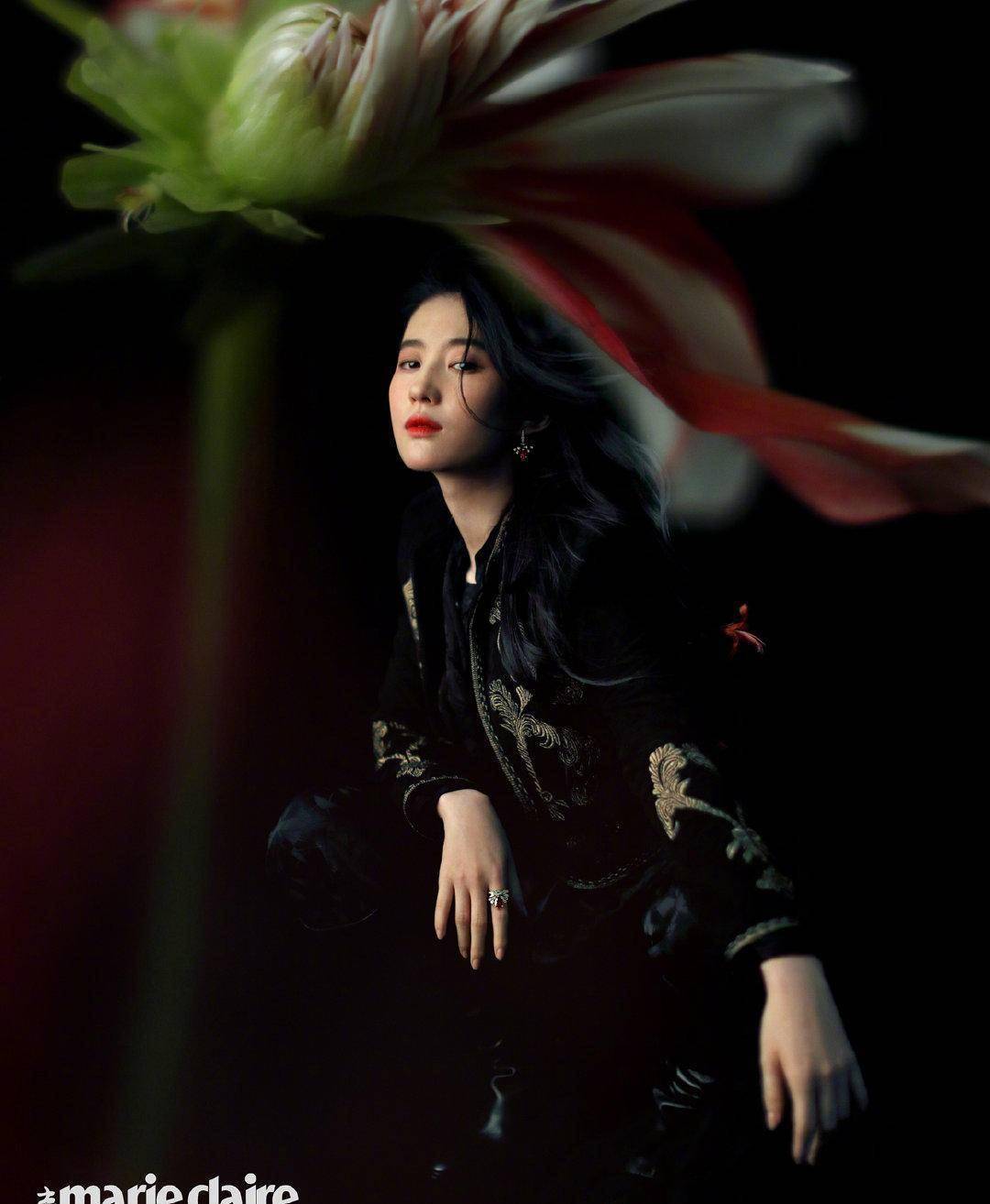 原创女神刘亦菲四登嘉人封面，演绎绝美侧颜，被赞繁花下的木兰花！