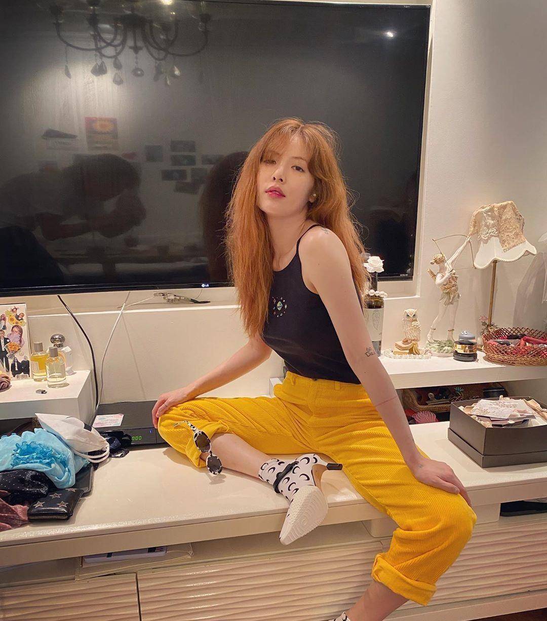 天生爱豆金泫雅,私服穿搭完美诠释辣妹风格,不愧是小野马_吊带_时尚