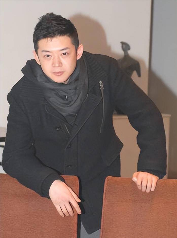 当时的徐昂已有家室,妻子也是个演员,在《伪装者》中饰演了南田洋子.