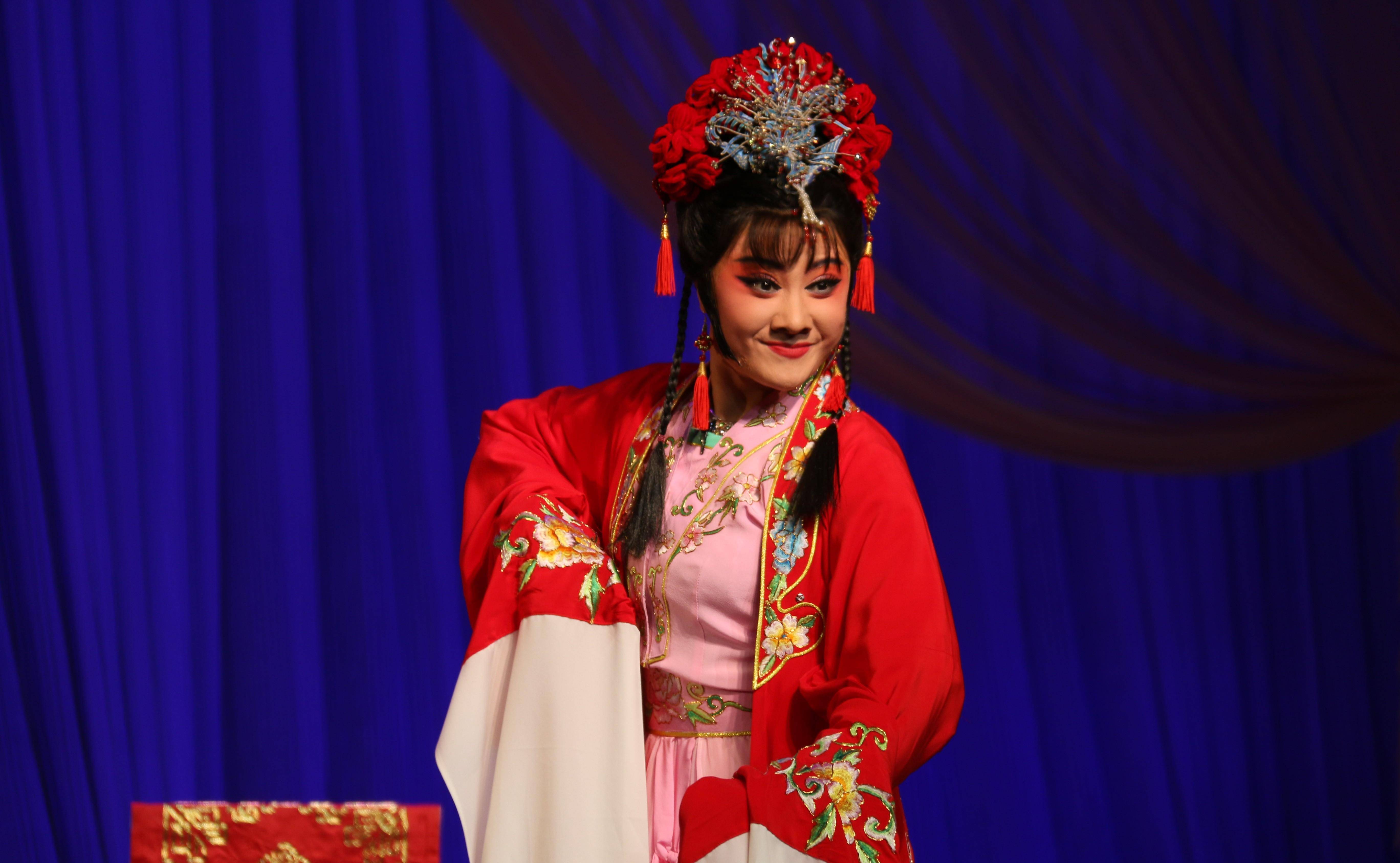 一只香囊一段情,一顶花轿两家亲-豫剧《新版·抬花轿》欣赏_周凤莲