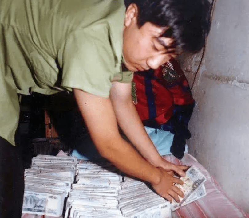 白宝山情人被判12年,出狱后记者问及白宝山,她含泪说了八个字