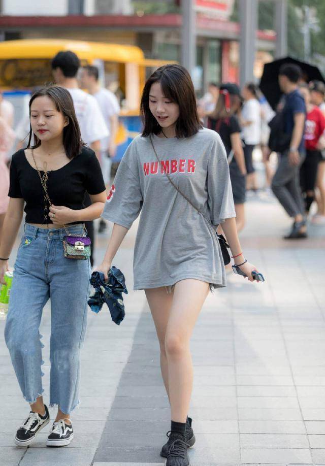 看街拍学穿三:穿超短裤秀逆天大长腿,时髦指数爆表!