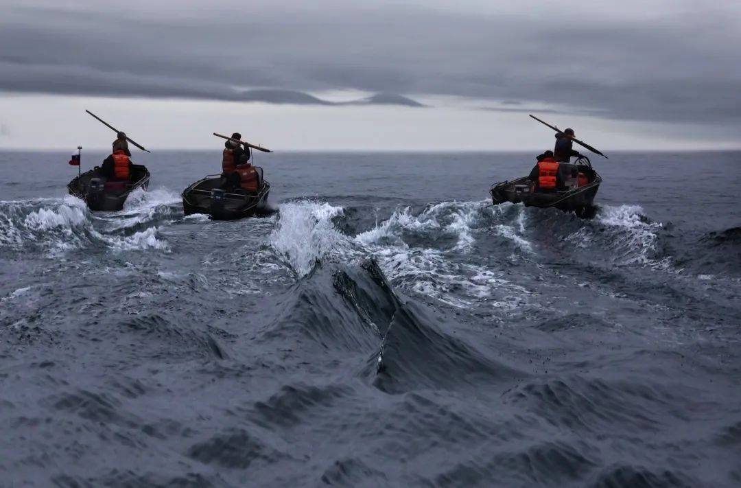 距离出发去机场还有不到5个小时,王建男被叫醒一同随楚科奇人去猎鲸.