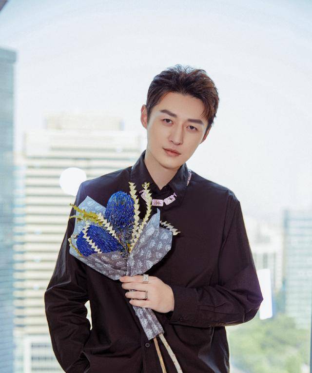 前段时间王彦霖也结婚了,上戏好像有个好传统,陆毅也是早婚,佟大为