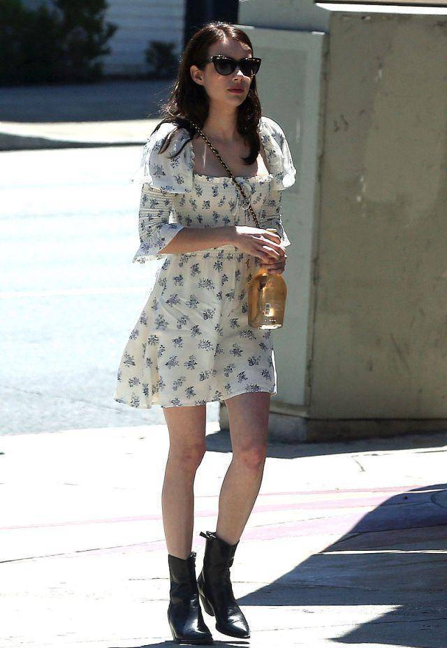 艾玛罗伯茨真会穿,碎花裙配短靴太显高,小个子就得学她这么穿_黑色