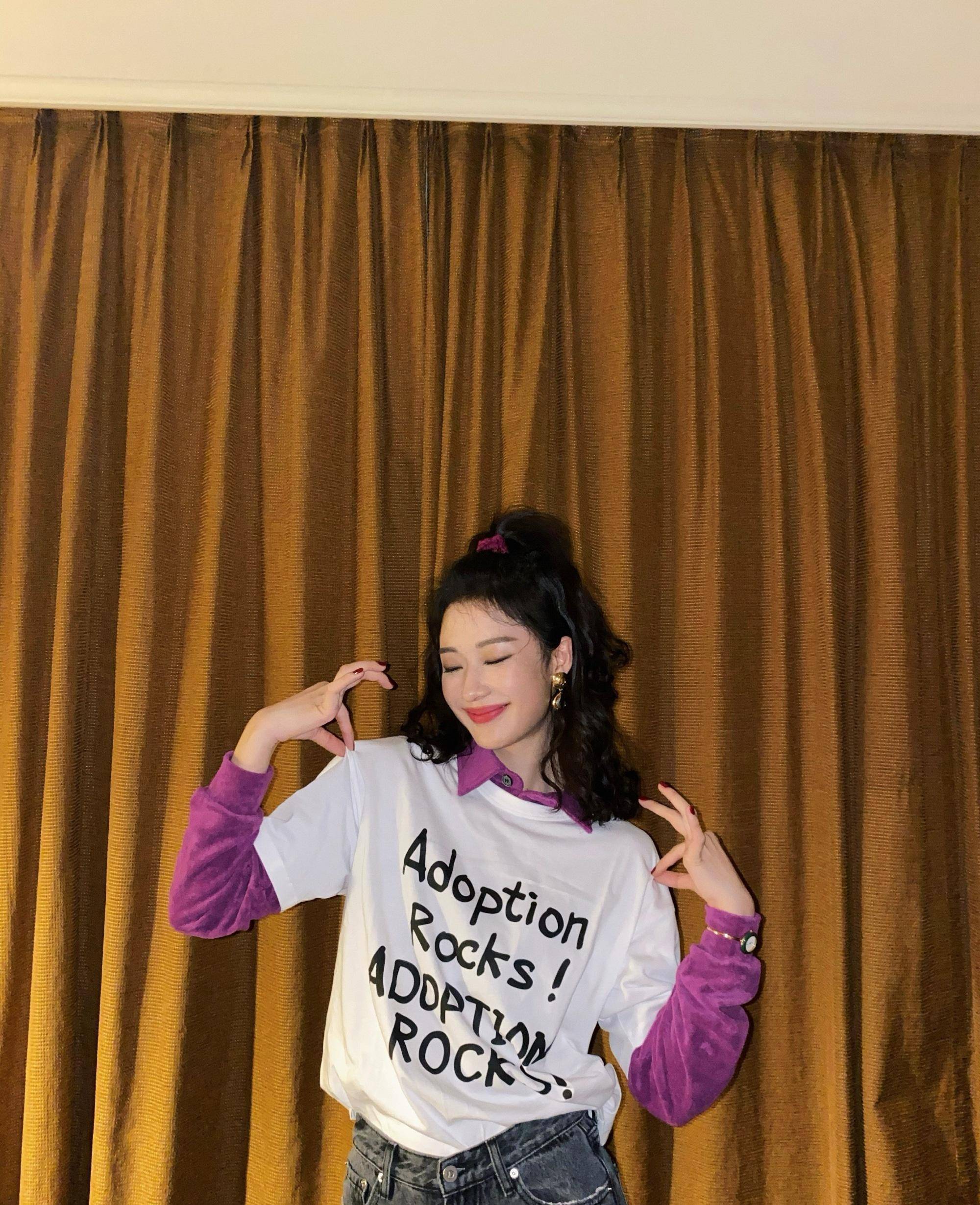 她是《安家》里的朱闪闪,今收到孙俪设计t恤,两件叠穿超时尚_孙佳雨