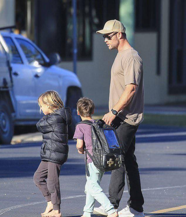 38岁锤哥带娃出街,一个羽绒服一个短袖,网友:这天气到底是啥样_孩子