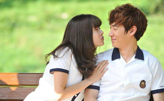 李帝勋在访谈中提及自己的初恋,但他难以判断自己的初恋是第一任女友