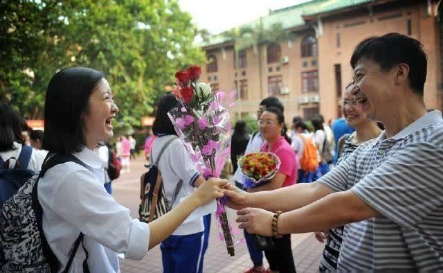 父亲给孩子办升学宴遭嘲笑,回怼很精彩_院校_大学_本科