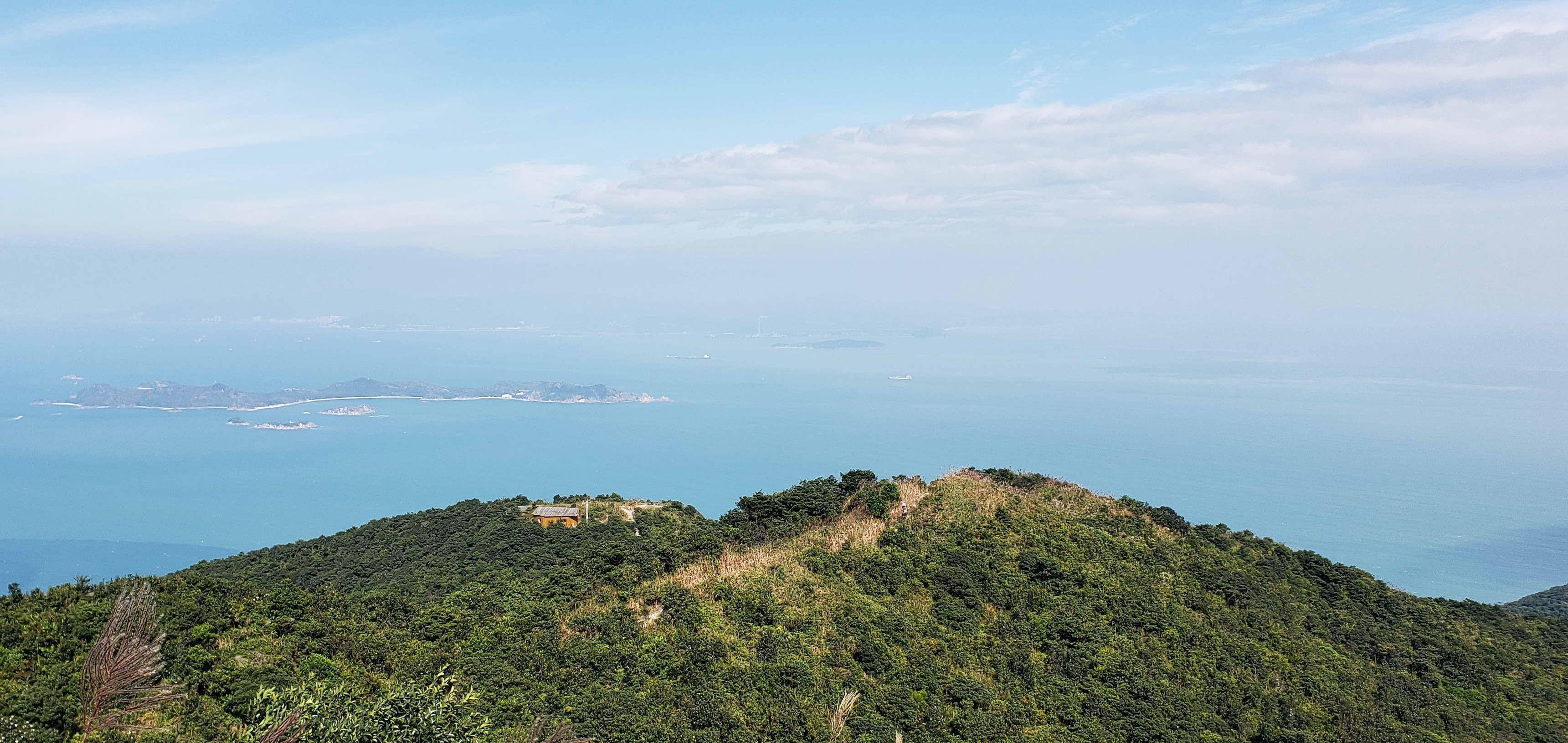 深秋攀爬大雁顶,美得让人窒息的山海风光让登山的劳累烟消云散