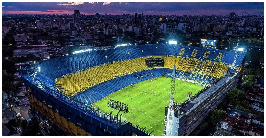 球王迭戈马拉多纳对糖果盒球场赞不绝口.