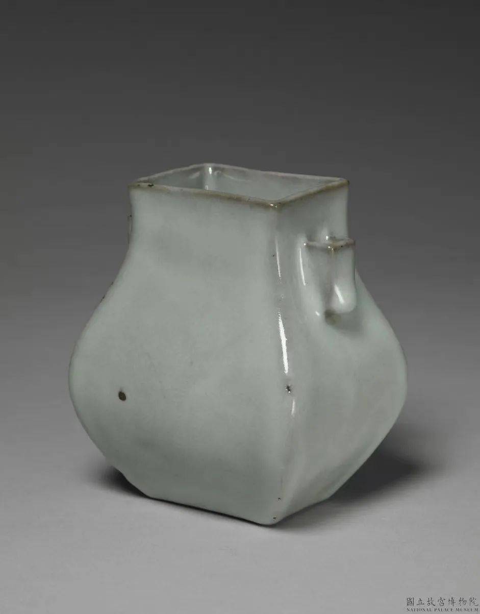 中国美術品、青瓷貫耳瓶、宋代官窑。美品貴重珍品。 中国美術品、青瓷貫耳瓶、宋代官窑。美品貴重珍品。