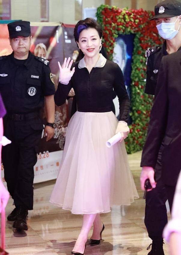杨澜穿芭蕾纱裙亮相,头上一撮蓝毛很吸睛,这是走嘻哈风路线吗?
