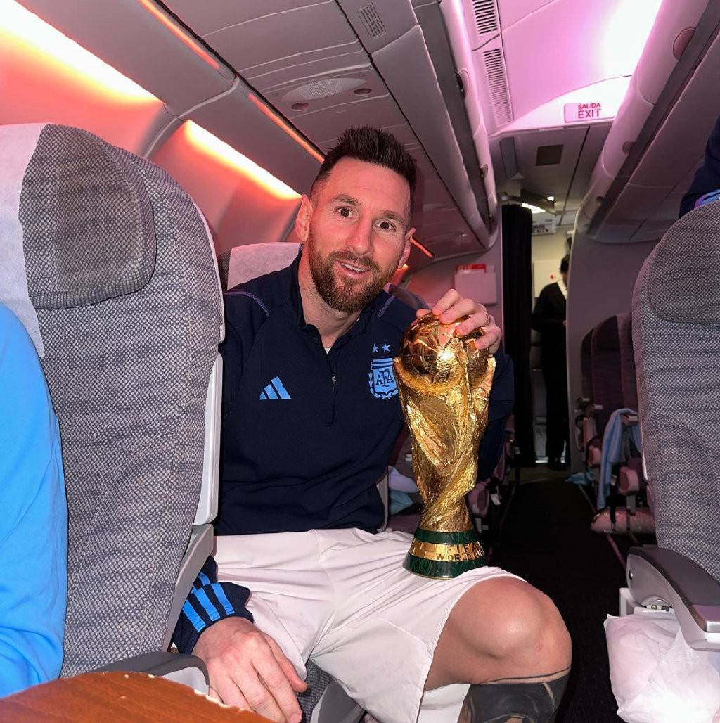 阿根廷夺冠后，深夜2点回国！20万球迷接机，梅西抱着金杯不撒手