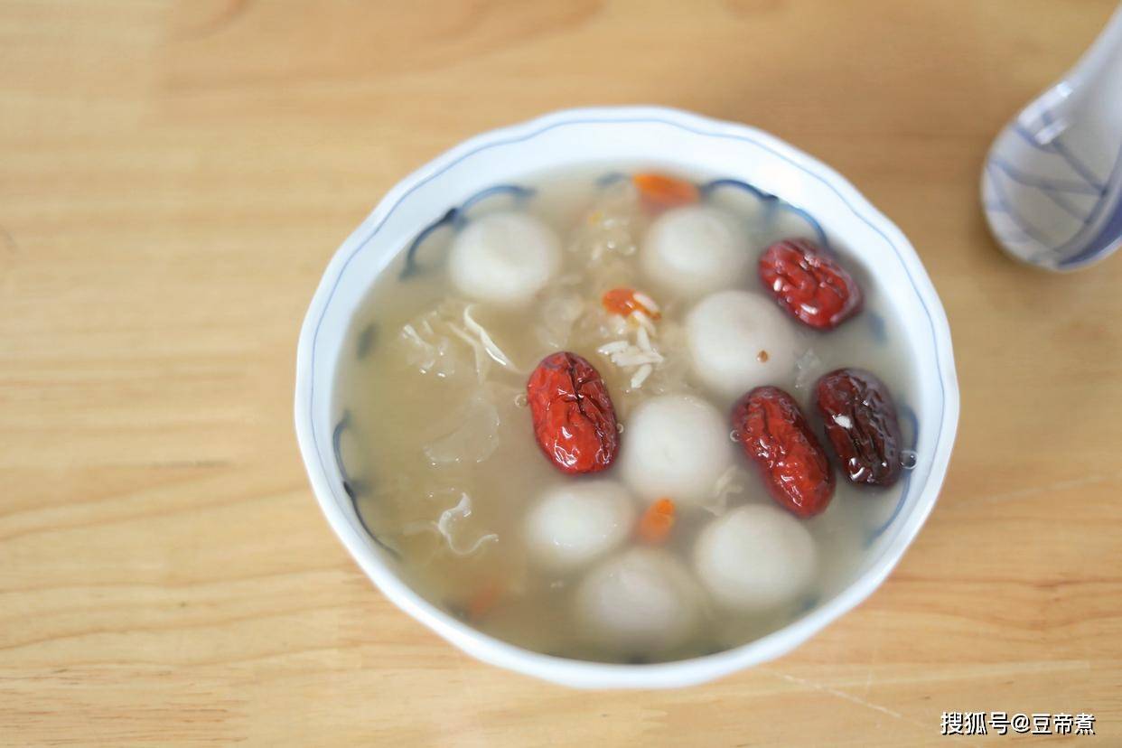 冬至买的速冻汤圆,不要单纯煮糖水,跟着我这样煮一锅也不够吃_酒酿