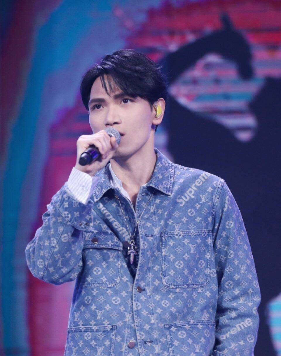 耍大牌演唱会迟到2个小时,恶行终恶报,杨宗纬一首《凉凉》送自己_观众