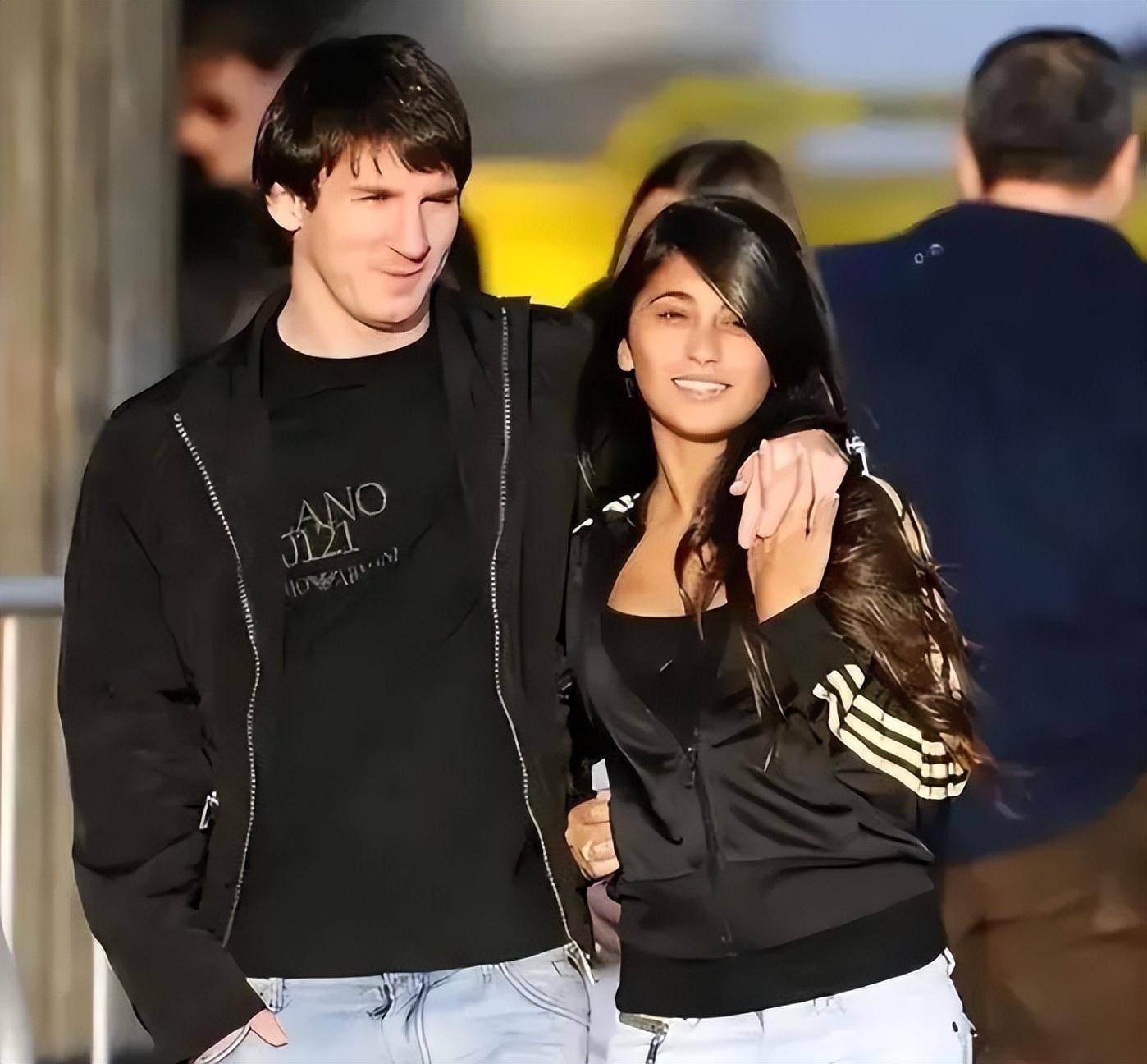 夺冠后,梅西与妻子安东内拉亲吻,两人同居26年,育有3个儿子_孩子_女孩