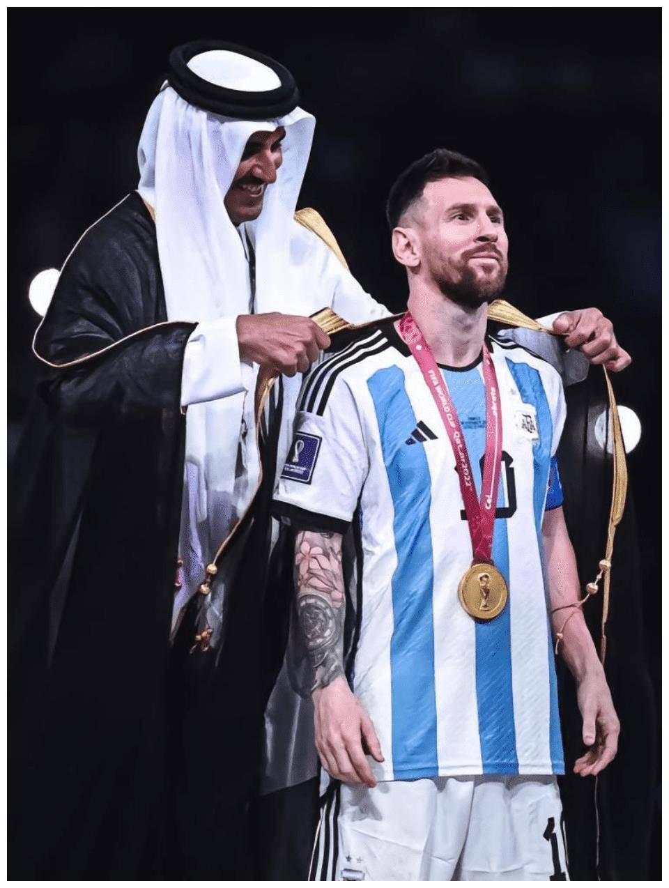 给梅西披上黑袍可耻 把阿根廷球衣挡住了_批评_足球运动员_斗篷