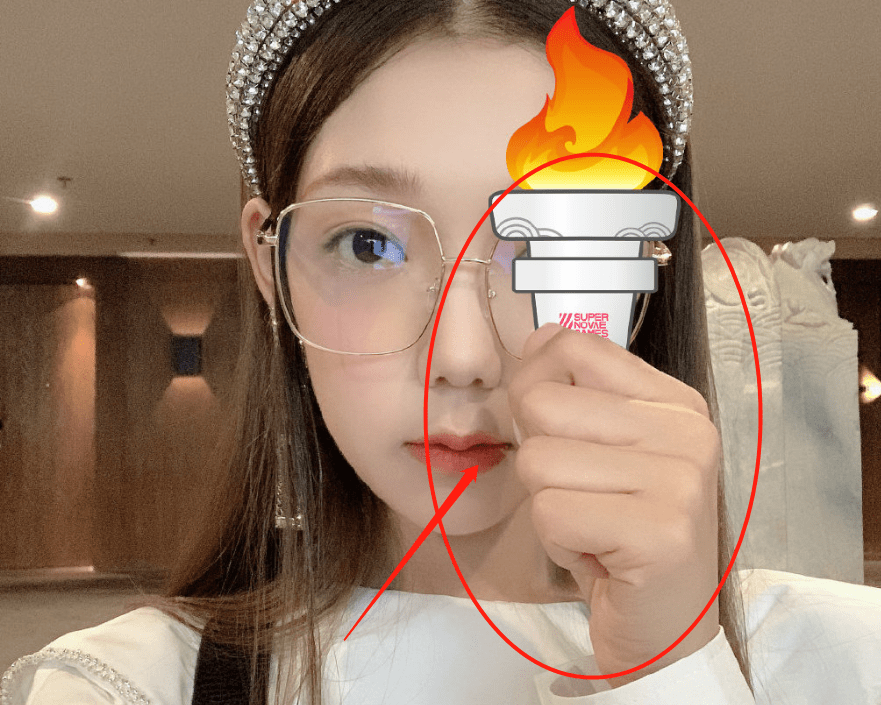 硬糖少女晒火炬照,大家都用手传递,刘些宁却偏偏不一样_方式_双手