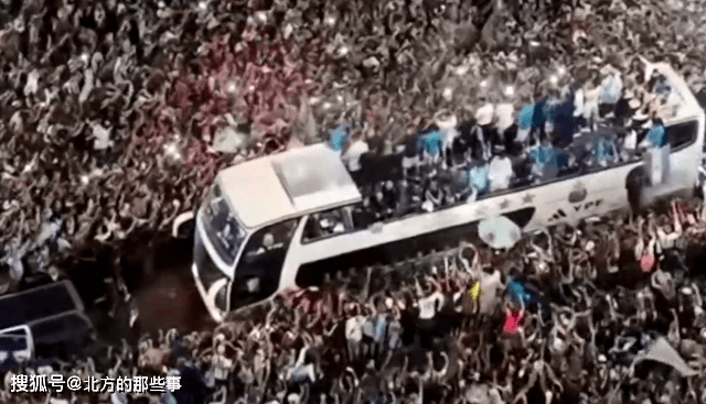 世界杯热闻｜梅西携队凯旋，阿根廷放假一天，20万球迷接机欢庆