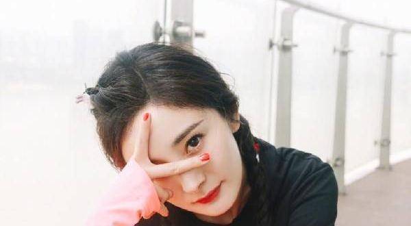 杨幂比耶卖萌甚是可爱,麻花辫的她重回少女时代!有啥开心事?