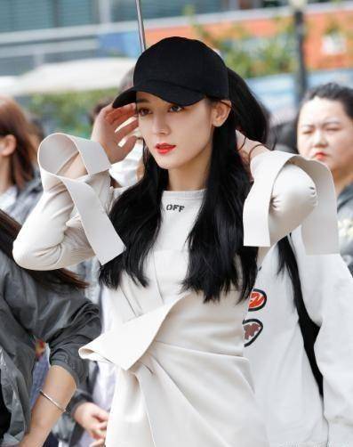 热巴拍校园剧,28岁重穿高中校服,伪素颜妆却显眼角"苍蝇纹"_造型_显得