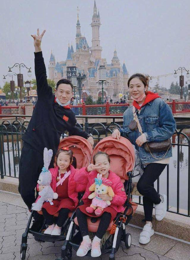 杨威一家游迪士尼,十岁杨阳洋长成帅气少年,双胞胎妹妹软糯可爱_杨云