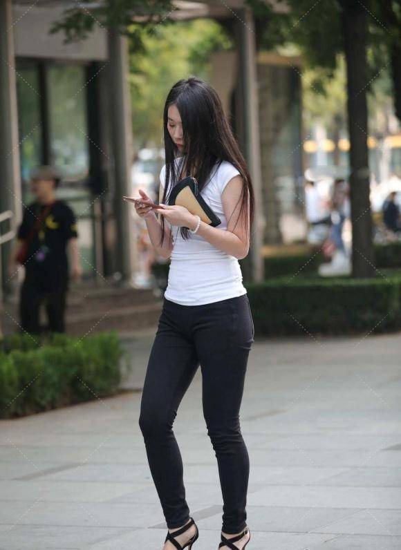 黑色牛仔裤,配白色短袖衫,穿出夏日气质感,成熟美丽又显清新