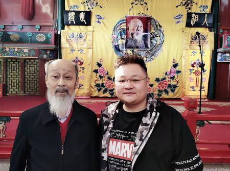 关于王玥波也算是受过高人指点:自幼学习评书,相声