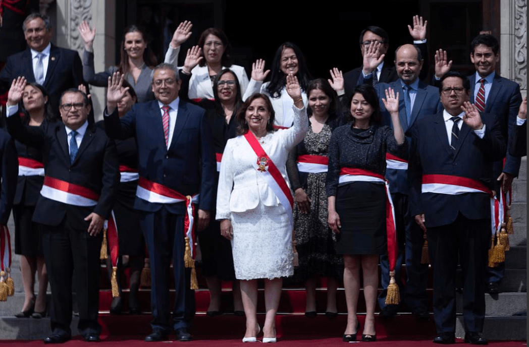 狂撒催泪弹,警民爆发激烈冲突,秘鲁总统:把我赶走,能解决什么_卡斯蒂