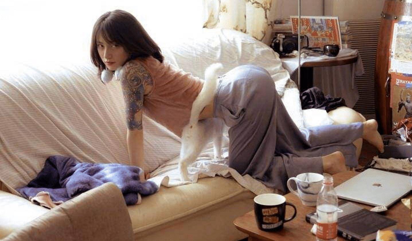 黑尾酱为啥会嫁给李诞?当看到李诞大学照片后,网友表示:这谁顶得住?