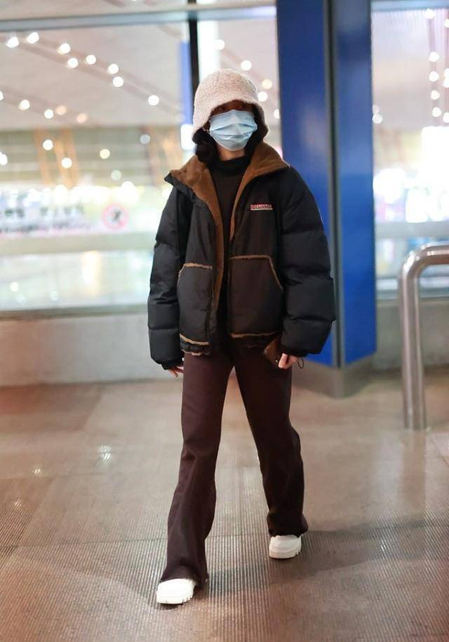 我们继续看张子枫脚上的鞋子,只见张子枫脚上穿着的是一双白色的休闲