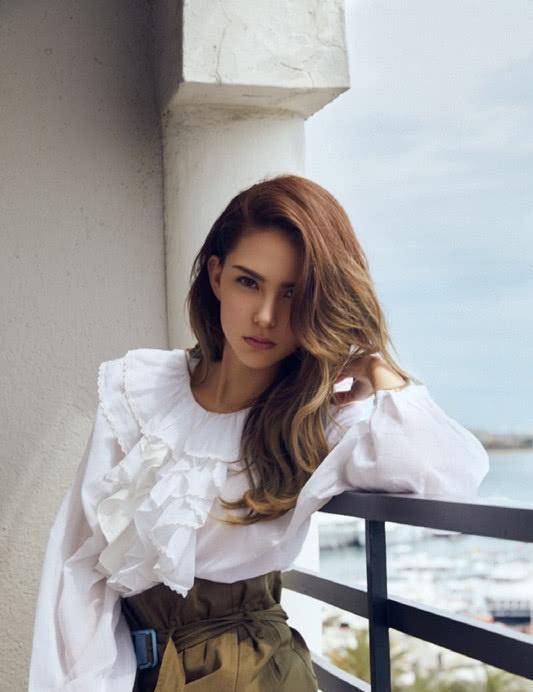 昆凌拍时尚写真,连换三款发型,把头发扎得这么高好有个性!