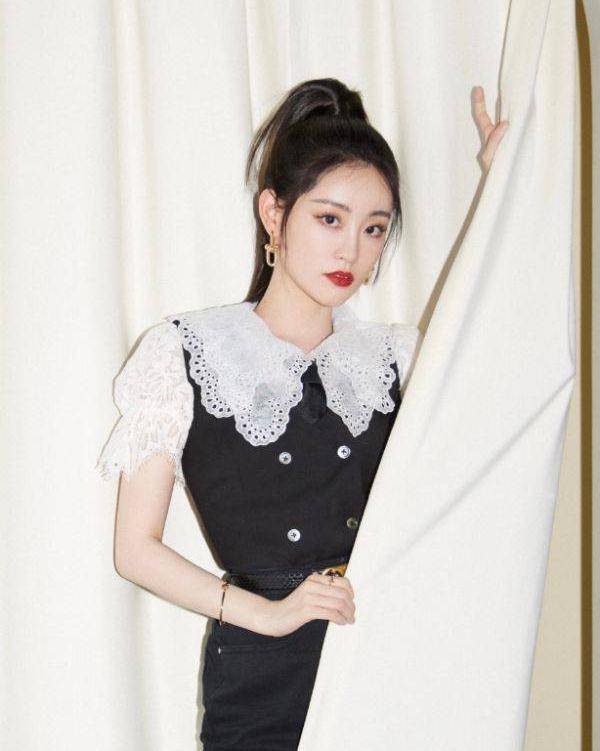 又被祝绪丹美到了,穿半截裙秀美腿,"蝴蝶坐"深得杨幂真传_漂亮_网友