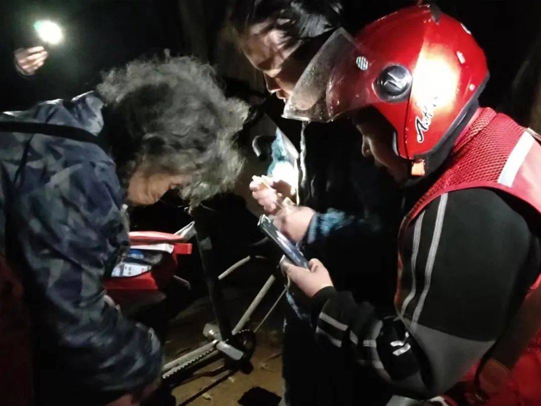 寒冬夜，家中失火老人被困，微尚连江紧急救援