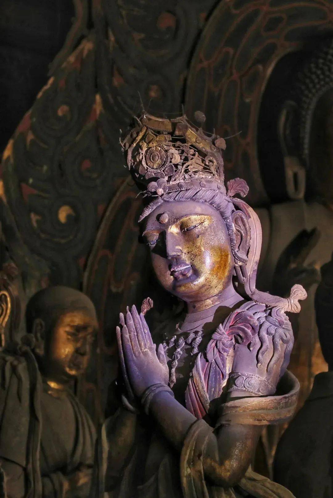 山西大同下华严寺合掌露齿菩萨像 / 辽14独乐寺山门南面稍间立塑像两