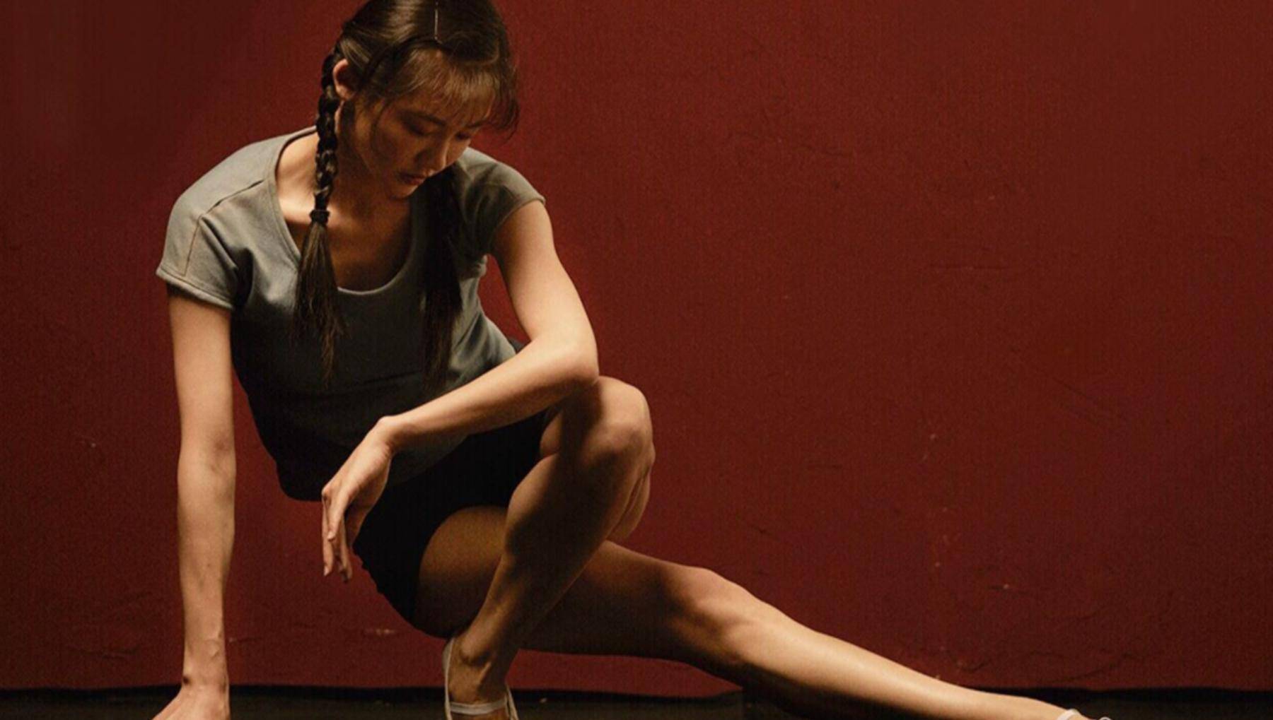 2年前,舞蹈生苗苗凭《芳华》成名,后被逼光脚跳舞,如今咋样了_冯小刚