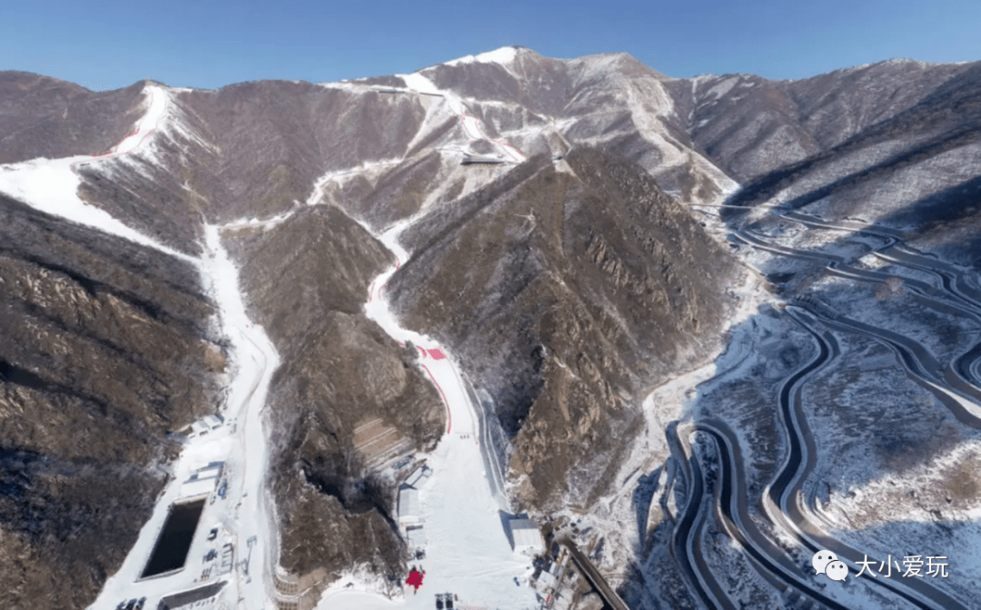 国家高山滑雪中心,位于北京市延庆区西北部小海坨山南麓区域.