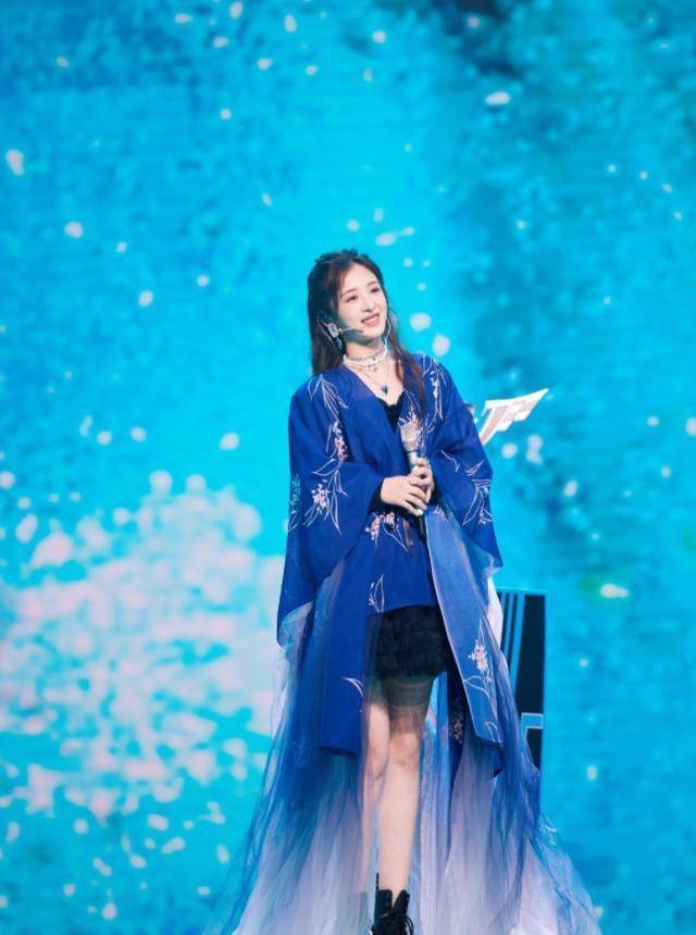 张含韵最新宫廷风黑天鹅大片出炉,穿汉服演唱《丹青墨绿》,好仙_舞台